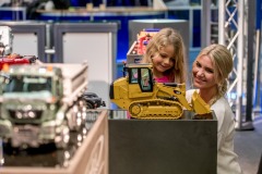 16.11.2021, Intermodellbau 2021, Eingang Nord, Halle 6, 6.C32, Trucks & Cars, ScaleART OHG Modellbaumanufaktur, Mutter und Tochter
,