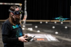 20.04.2023, Intermodellbau 2023, Halle 5, Aircrasher, Drohne, Renndrohne, Pilot, VR-Brille
