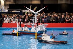 20.04.2023, Intermodellbau 2023, Halle 3, Wasserbecken, Schiff, Vorführung, Offshore, Windmühle, Bohrinsel, Schlepper, Besucher, Schiffe