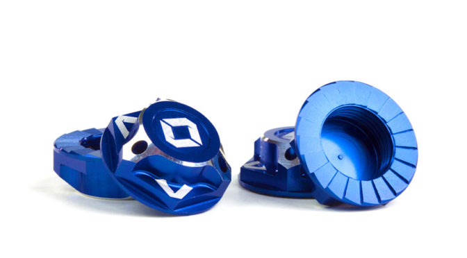 Triad 17mm Radmuttern mit Kappe | Schwarz und blau