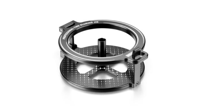 Neu bei HUDY ist diese Klebehilfe für Offroad 1/8 Reifen