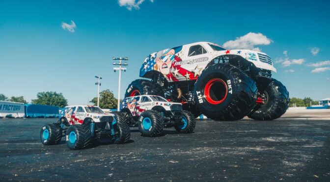 ARRMA 1/10 FREEDOM FLYER 223S 2WD RTR Brushless Monster Truck